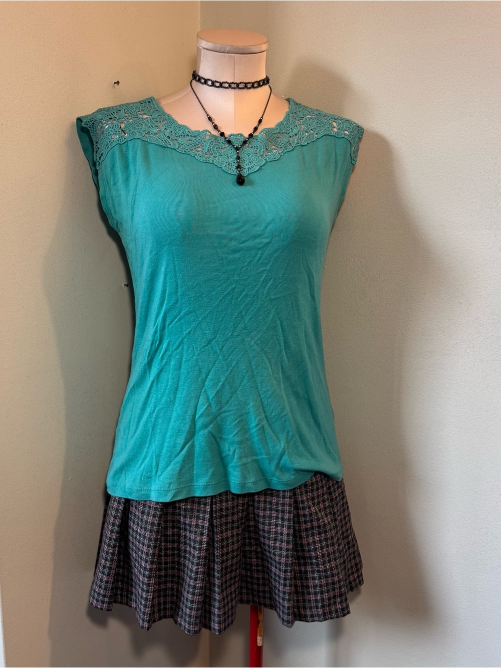 Lace-Yoke Sleeveless‎ Blouse in Teal